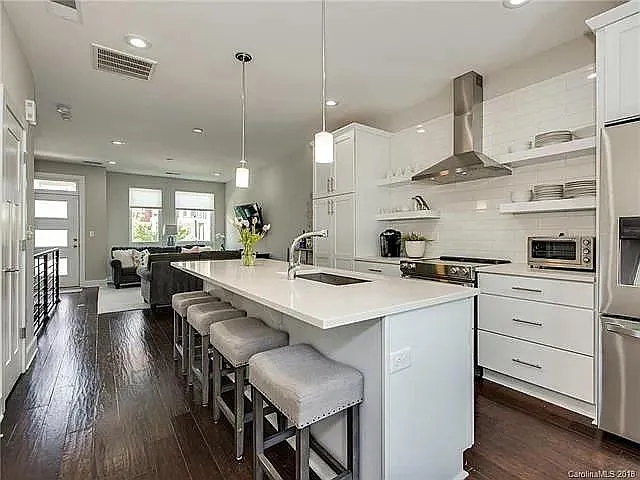 2830 Youngblood St — Photo 3
