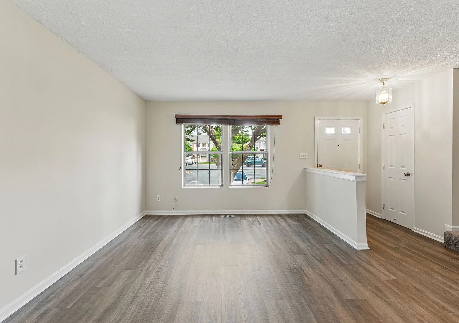 Charming 4-Bedroom Townhouse in Sought-After Highpointe Community! — Photo 4