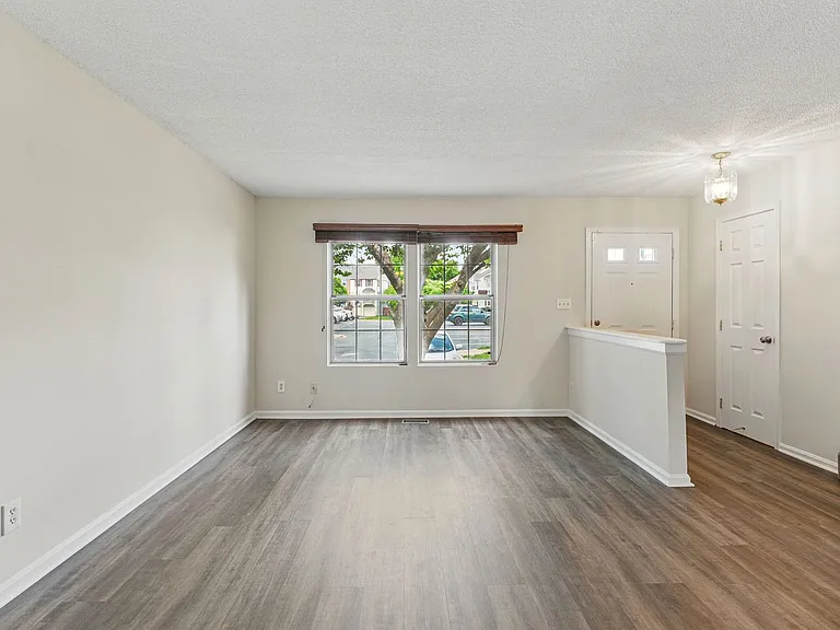 505 Knollwood Ct — Photo 4
