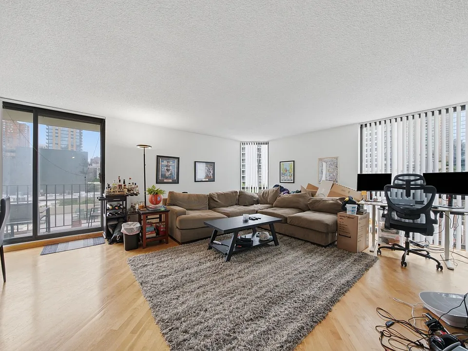 70 W Huron St #502