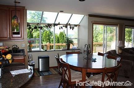 Breakfast nook
						:
						Light and bright with West view of evening sunsets and Territorial view