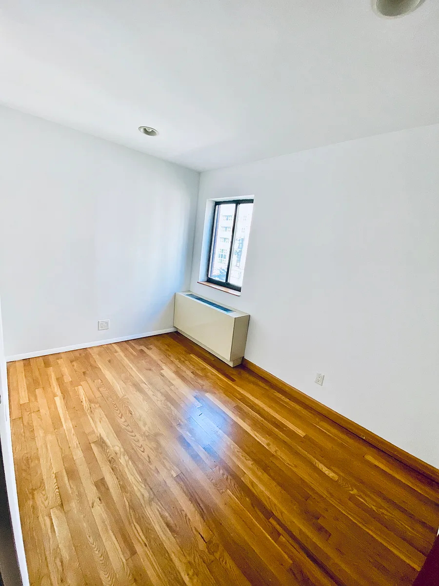 Building Photo - 370 W 30th St #5D