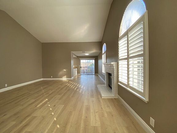 3rd image of 412 Lakeside Way