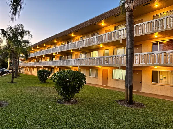 600 Village Green Ct APT 203, Palm Springs, FL 33461