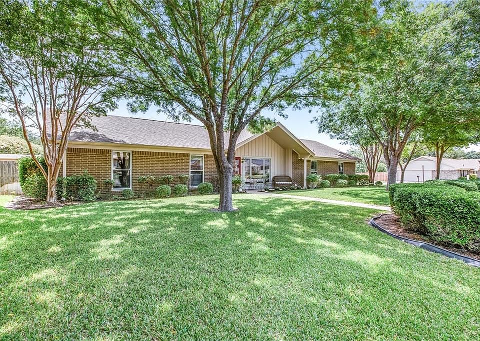 1st image of 301 Crestwood Dr