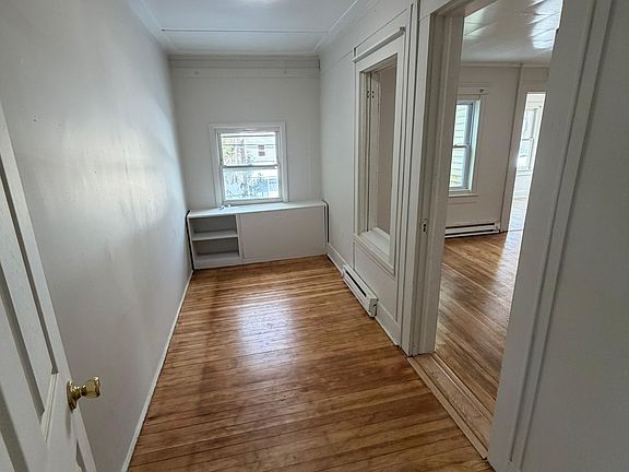 4th image of 15 Tuthill Ave APT 3
