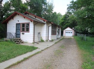 704 11th Ave NW, Minot, ND 58703