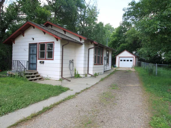 704 11th Ave NW, Minot, ND 58703