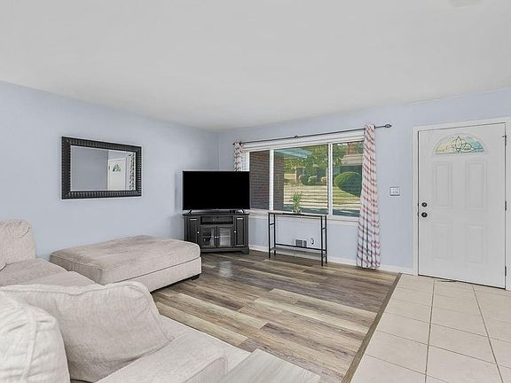3rd image of 4931 N Flora Ave
