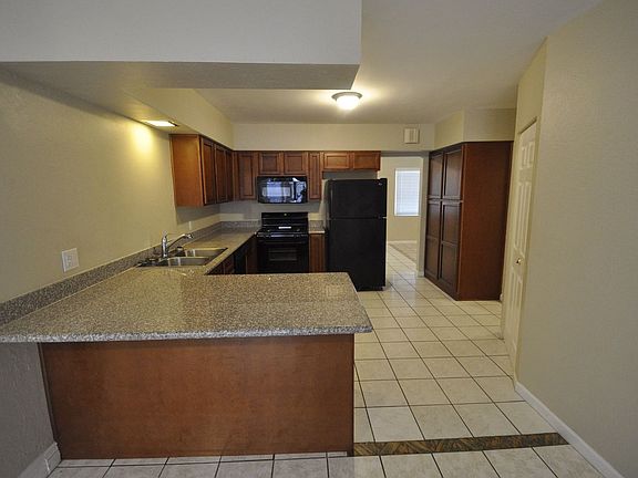 5th image of 2302 W Greenbriar Dr