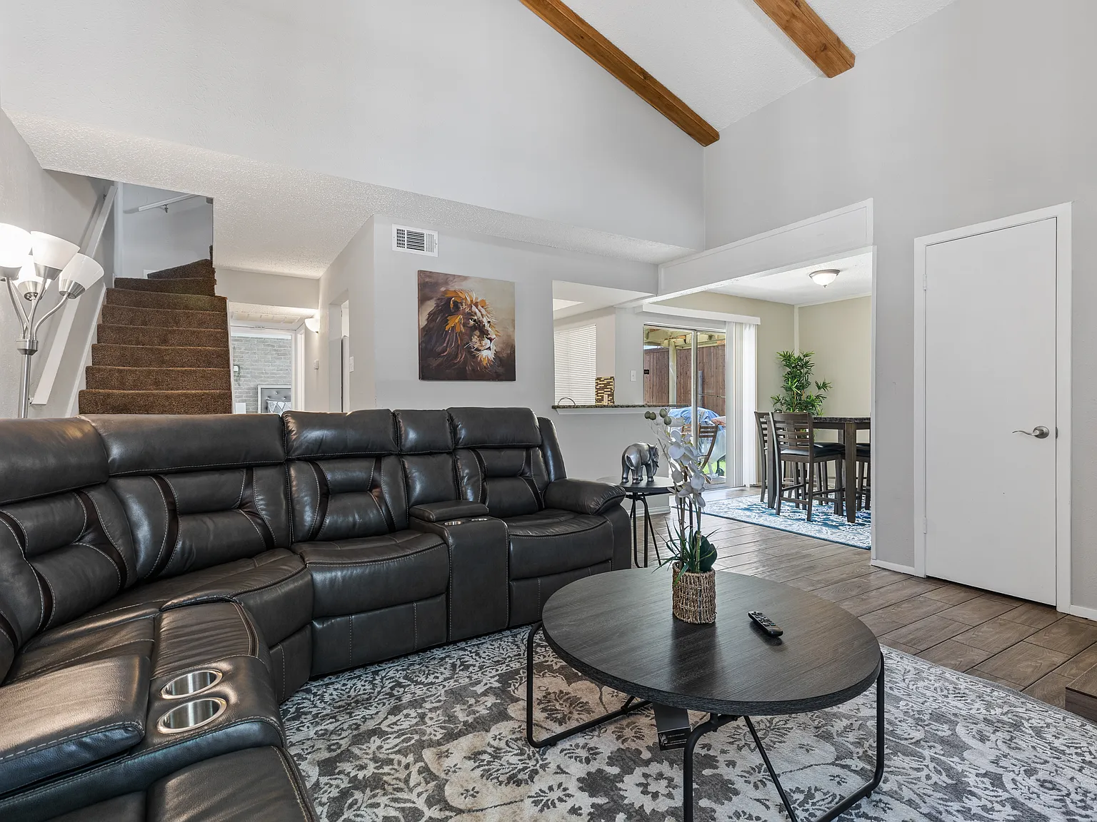 3 bed, 1250 sqft, $4,400 — Photo 2