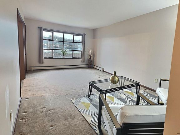 4th image of 587 Hudson Ave