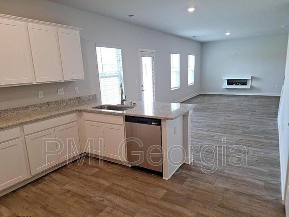 5th image of 1070 Climbing Rose Way