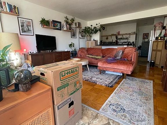 2nd image of 3900-3906 S Hudson St #4910-4914