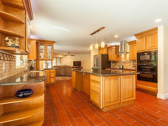 5th image of 905 Calzada Ct