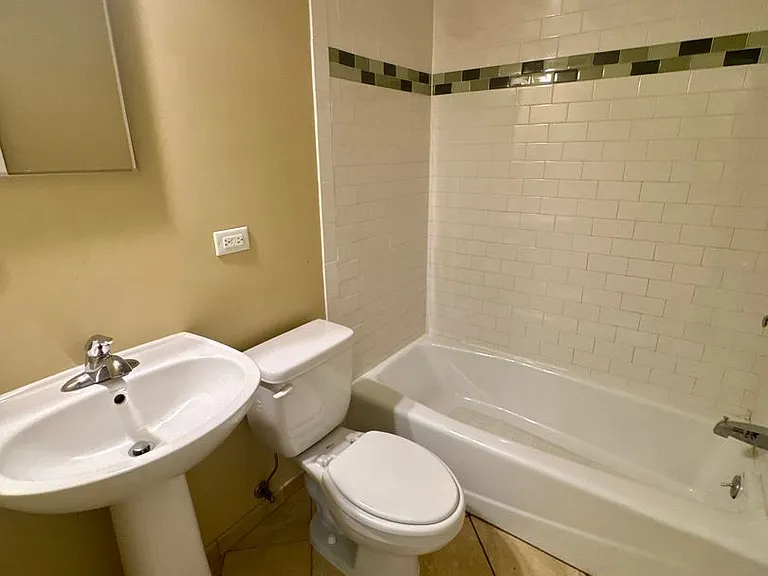 Poplar Apartments — Photo 15
