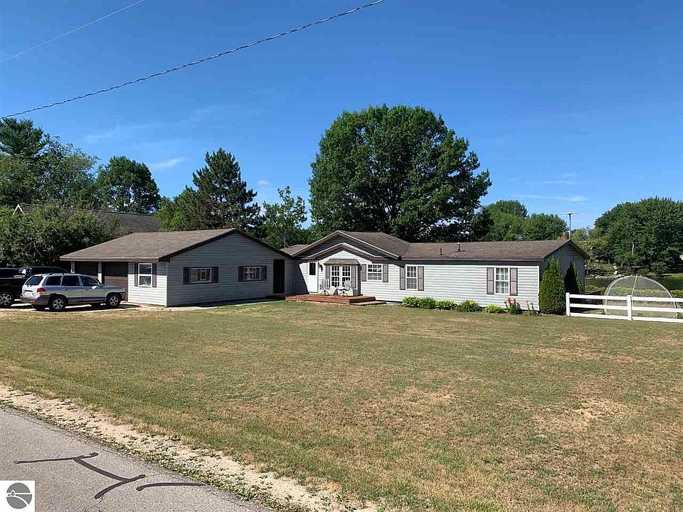 1st image of 348 Gitchegumee Dr