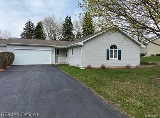 11615 Hawthorne Glen Dr, Grand Blanc, MI 48439