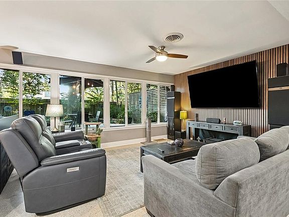 5th image of 326 Robin Hood Dr