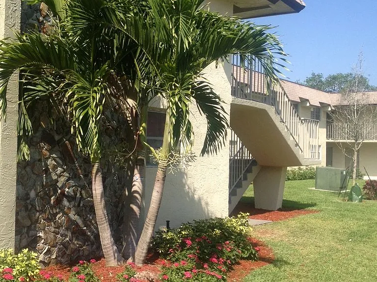 Lakeview Apartments - 5911 SW 41 St — Photo 21