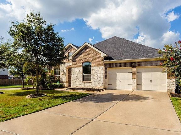 Enjoy a double-wide driveway leading to the 2-car attached garage, complete with an automatic garage door opener, for plenty of parking.