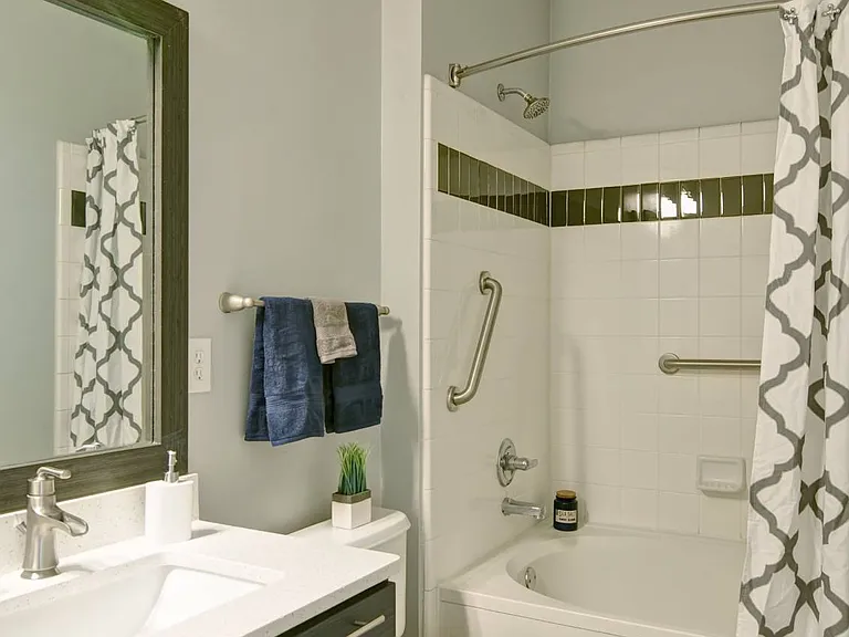 Park Creek Apartments — Photo 41