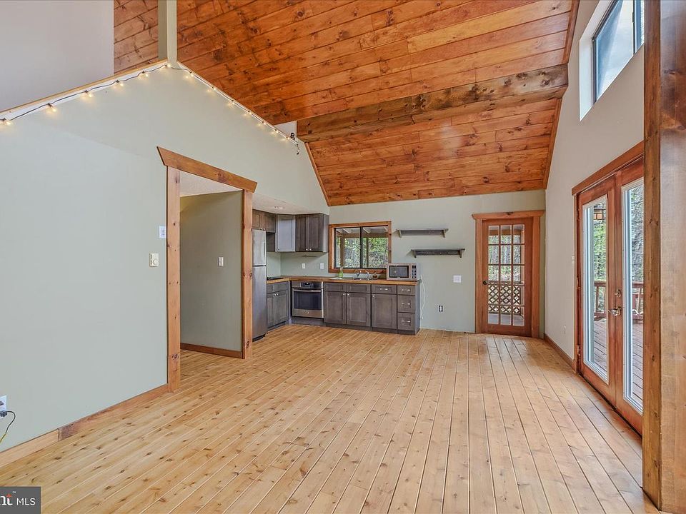 7th image of 494 Glenwood Ln