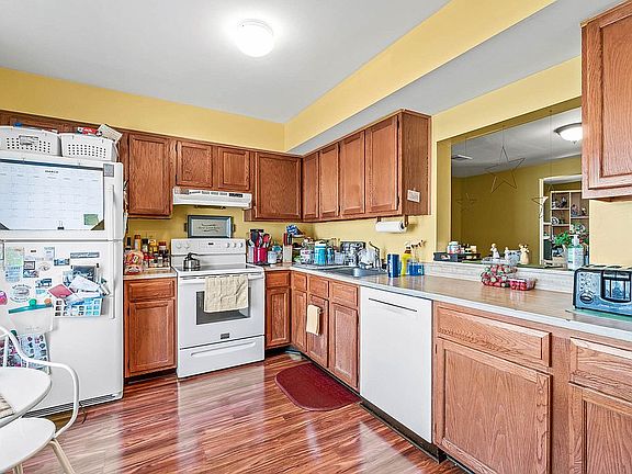 3rd image of 208 Meadows Ln NE