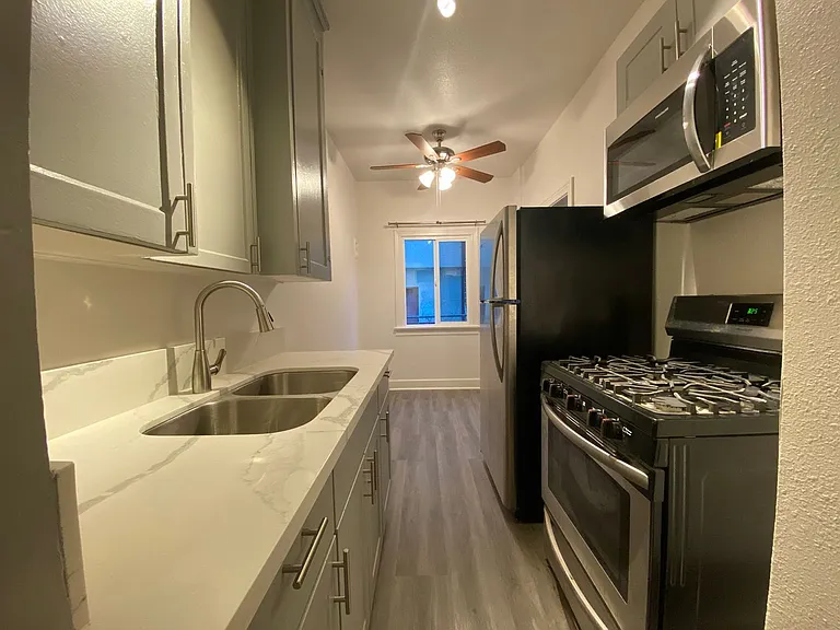 1623 N Mariposa — Photo 38