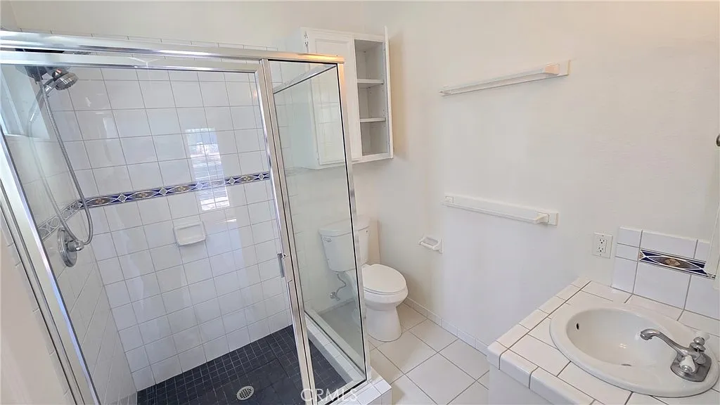 5 bed, 1600 sqft, $4,200 — Photo 2