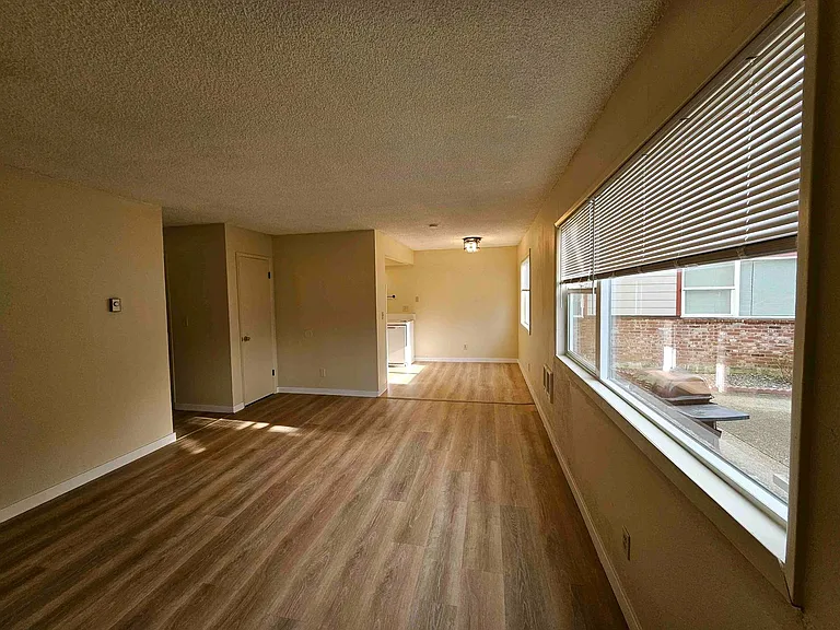 Sunset Apartments — Photo 8