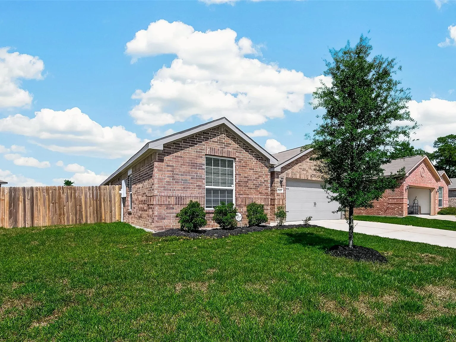 3 bed, 2.0 bath, 1661 sqft, $1,795 — Photo 2