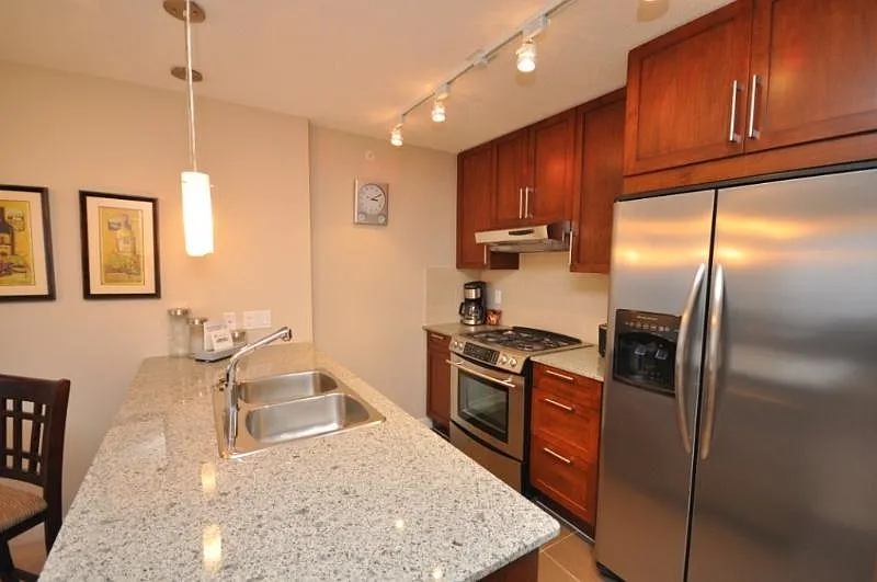 2 bed, 834 sqft, $3,950 — Photo 4
