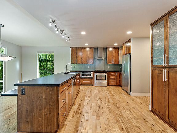 3rd image of 639 Holly St