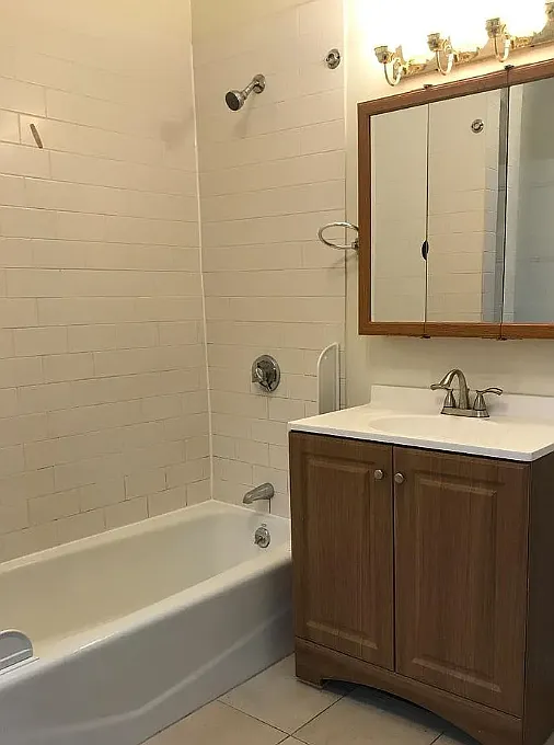 6 bed, 2.5 bath, 9999 sqft, $7,900 — Photo 3