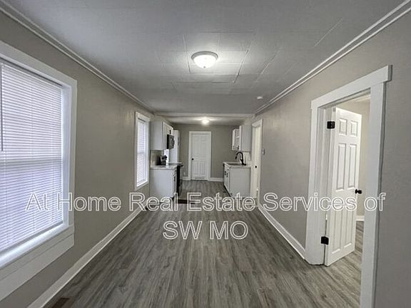 3rd image of 1015 N Newton Ave