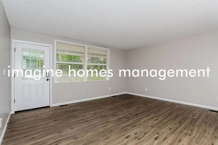 3 bed, 1.0 bath, 999 sqft, $1,820 — Photo 2