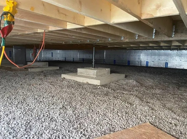 28 Delaware St, Rouses Pt, NY 12979