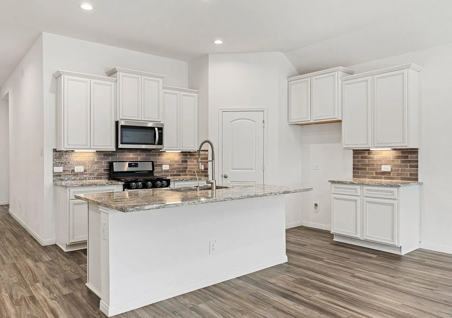 Brimming w/ smart upgrades & modern efficiency, this move-in ready 1-story D.R. Horton home stand... — Photo 4