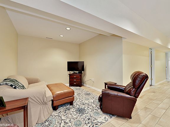 3rd image of 1917 N Larrabee St #G