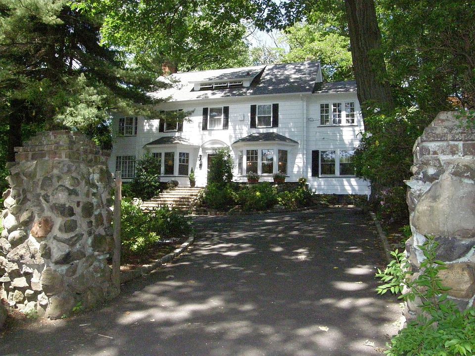 1st image of 400 Melrose Pl
