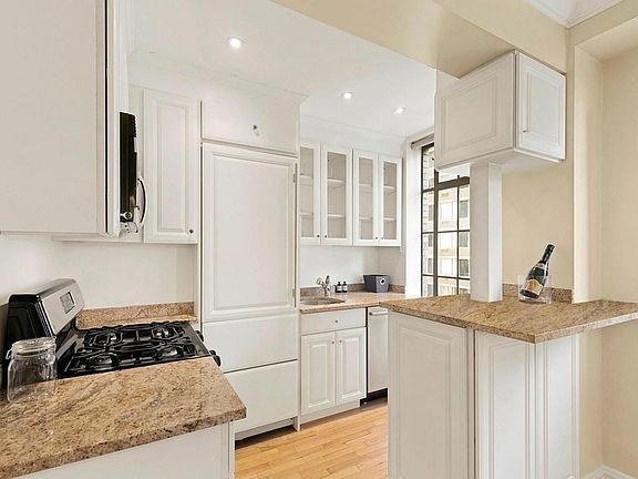 5th image of 340 W 57th St APT 6H