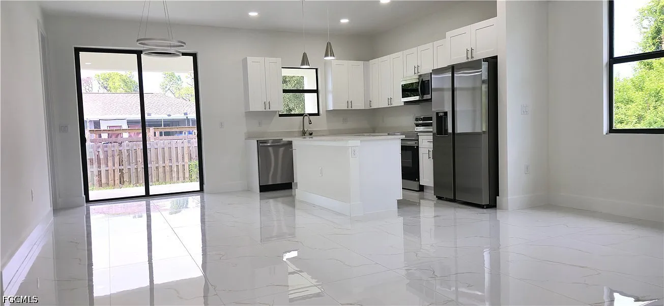 3 bed, 2.0 bath, 1270 sqft, $1,975 — Photo 3