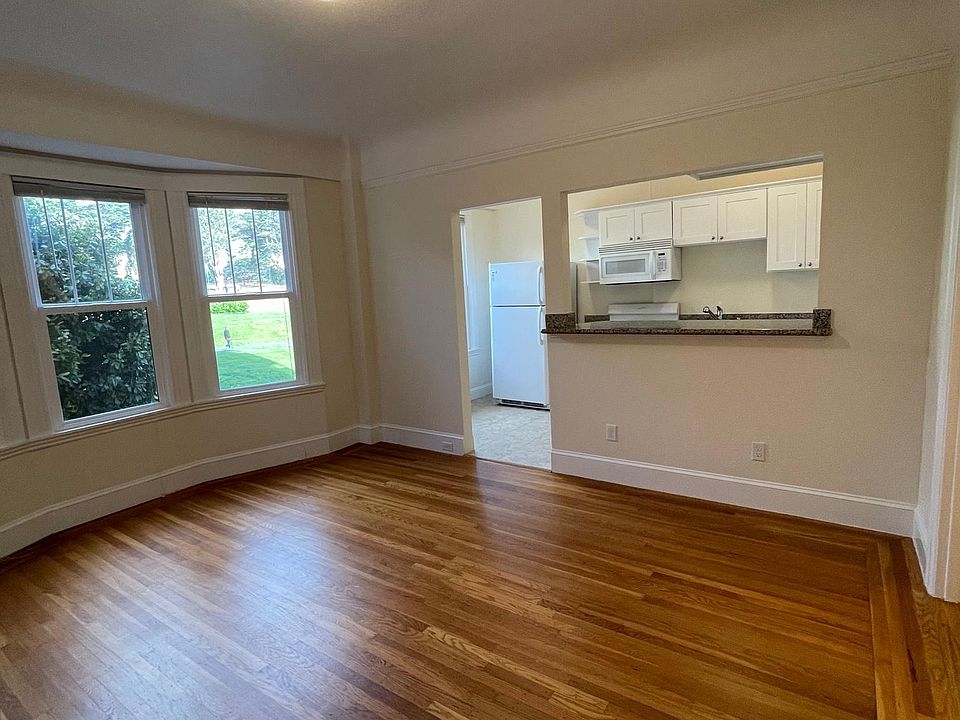 GREAT UPDATED STUDIO ON THE MAIN LEVEL OFFERS 410+/-SF OF LIVING SPACE AND VIEW OF THE PARK.