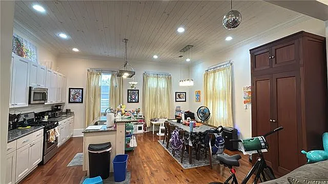3 bed, 2.0 bath, 1608 sqft, $3,200 — Photo 2