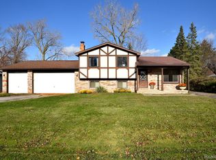 163 Hickory Dr, Troy, MI 48083