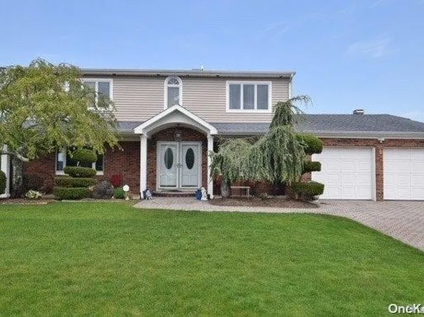 9 Harbor Court, Copiague, NY 11726