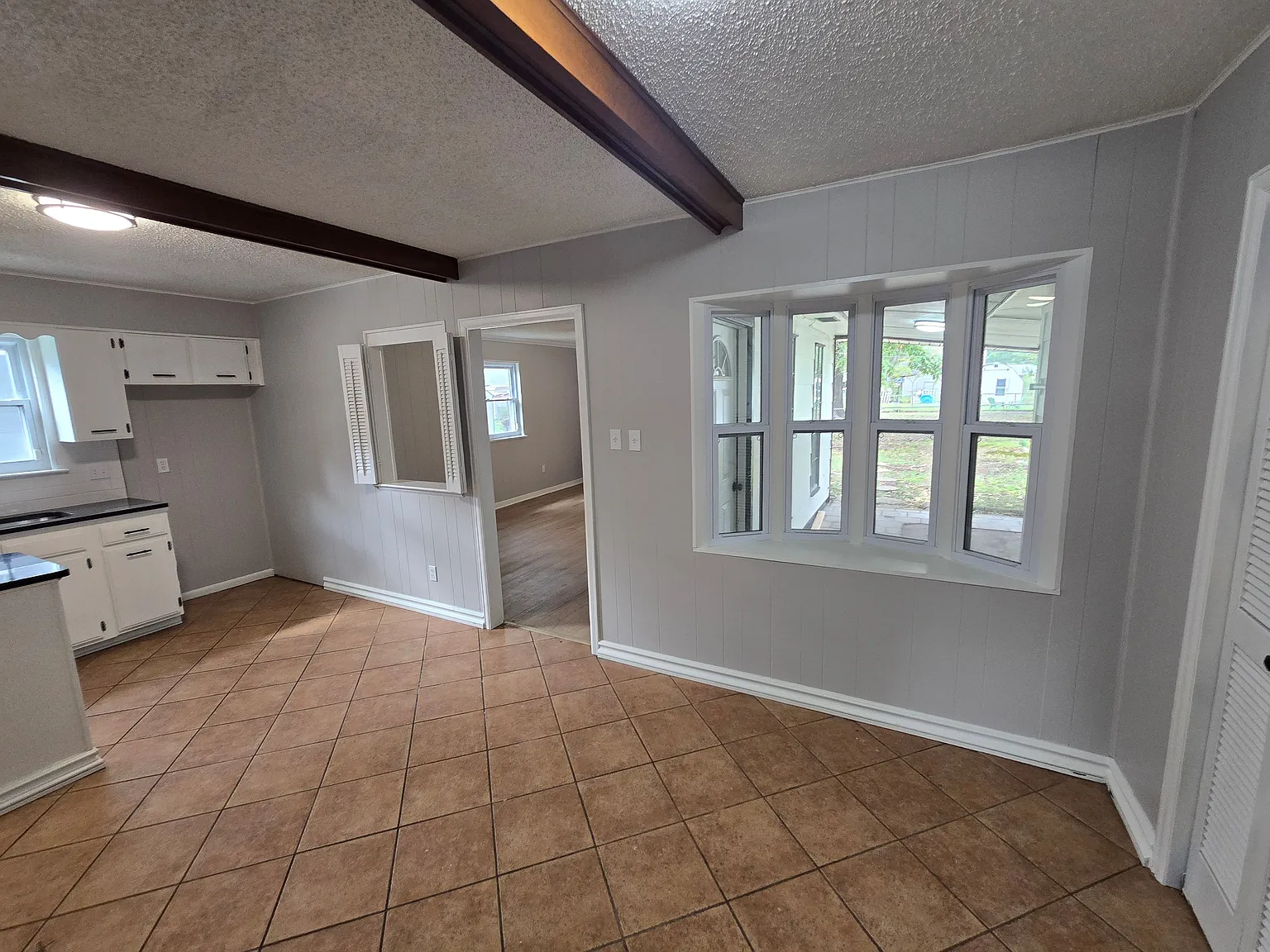 Comfortable 3-Bedroom Brick Home with Fireplace & Fenced Backyard — Photo 4