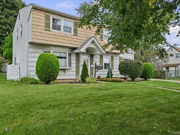 23 Saucer Lane, Levittown, NY 11756