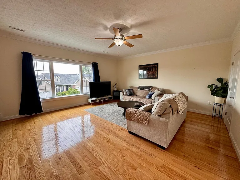 573 Spring Oaks Dr — Photo 5